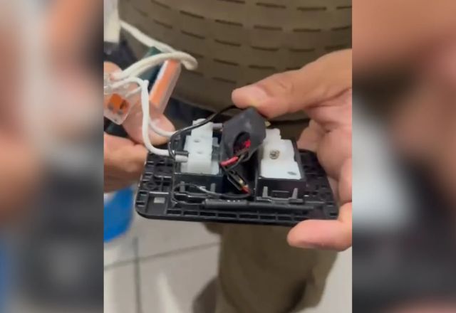 Funcionária descobre microcâmera escondida no banheiro de empresa em SC | PMSC/Reprodução
