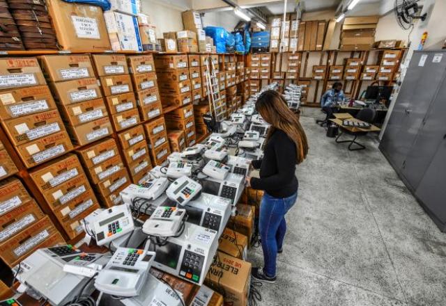 Funcionária do TSE vistoria urnas eletrônicas que foram usadas na eleição de 2020