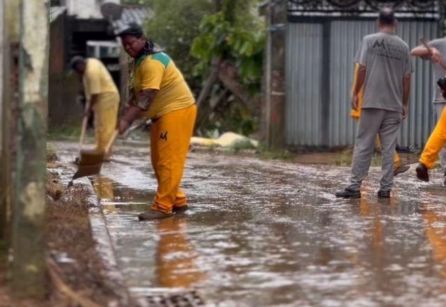 Funcionários da prefeitura de Angra dos Reis trabalhando após temporal