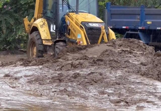 Funcionários da prefeitura de Angra dos Reis trabalhando após temporal