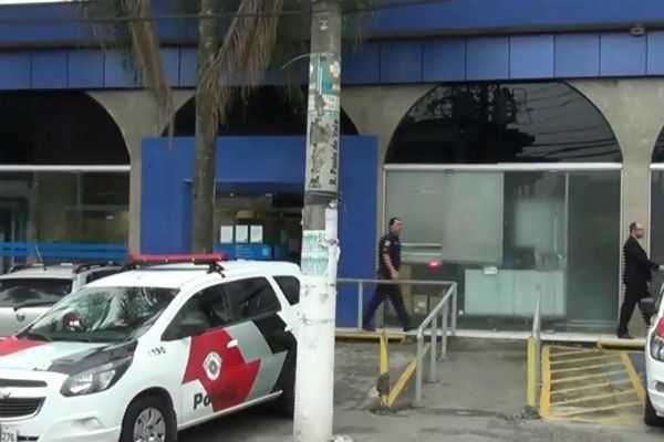 Funcionários de agência bancária são feitos reféns durante assalto Funcionários de agência bancária são feitos reféns durante assalto