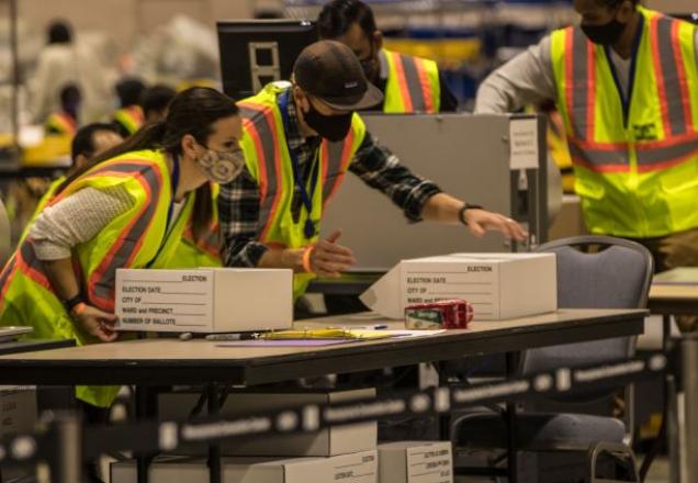 Funcionários fazendo a contagem dos votos na Filadélfia. Foto: City of Philadelphia Government
