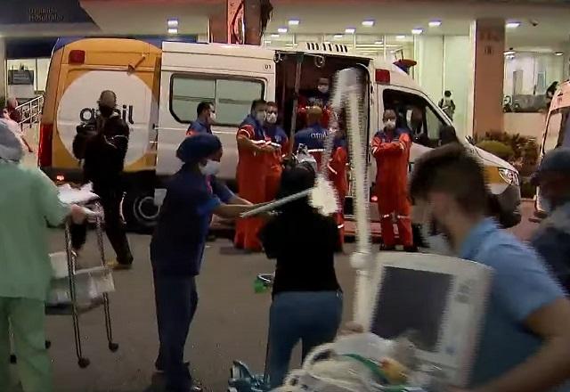 Funcionários transferindo equipamentos após incêndio em hospital de SP
