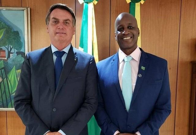 Presidente da Fundação Palmares, sorri para foto ao lado do presidente Jair Bolsonaro (Divulgação/Fundação Palmares)