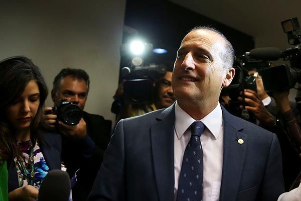 Futuro ministro da Casa Civil, Onyx Lorenzoni, se casa em Brasília