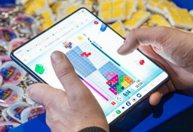 Jogador disputando competição de Tetris Mobile