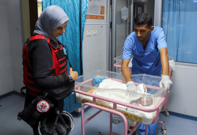 Bebês prematuros são retirados da Cidade de Gaza e enviados para o sul | Foto: reprodução/Reuters