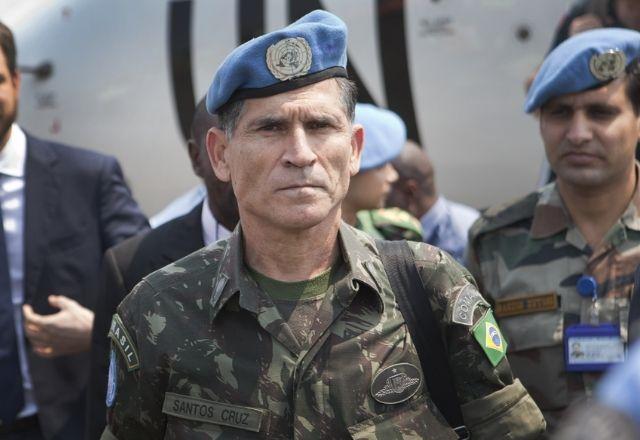 General Santos Cruz com uniforme militar (Reprodução)
