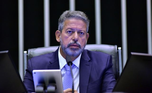 Gestão Lira enfraquece comissões e bate recorde de regimes de urgência