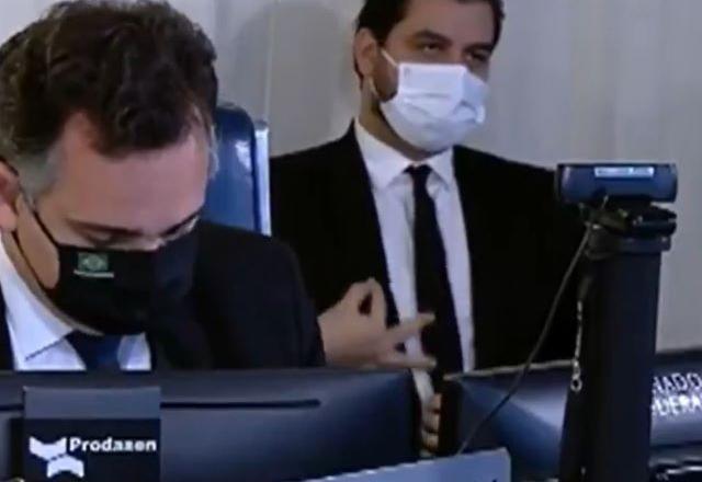 Gesto de Filipe Martins em sessão do Senado | Imagem: Reprodução