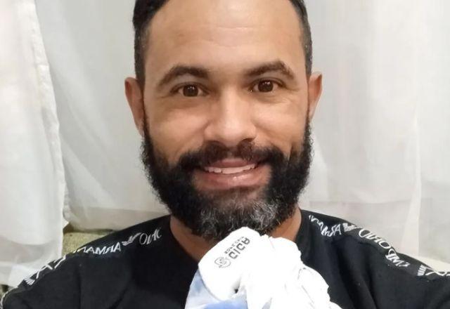 Goleiro Bruno com uma luva