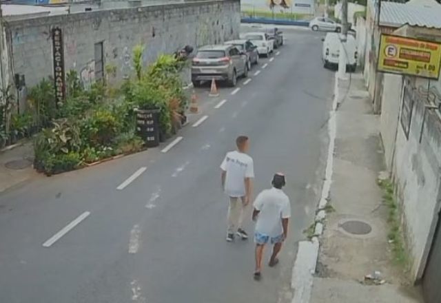 Momento em que idoso é abordado por criminoso | Reprodução