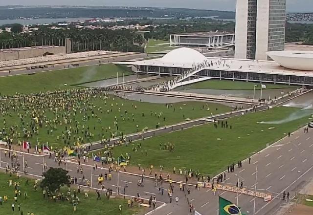 Golpistas em frente ao Congresso (Reprodução)