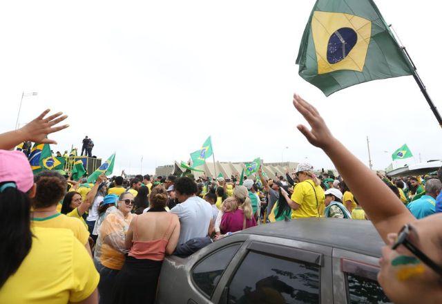 Golpistas em frente ao QG do Exército, em Brasília