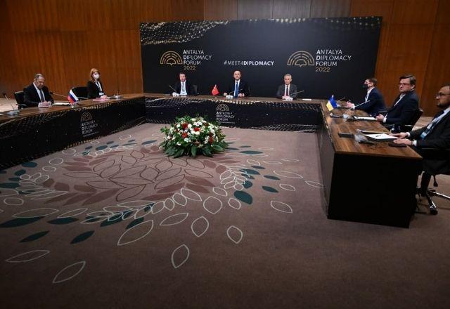 Encontro entres os representantes foi realizada em Antália, na Turquia | Divulgação/Gov Rússia