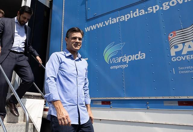 Governador Rodrigo Garcia saindo de carreto da via rápida