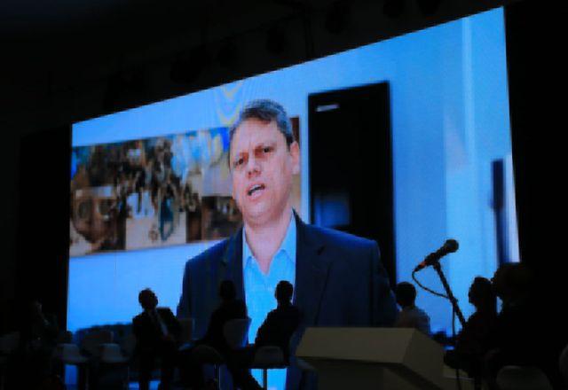 Governador de São Paulo Tarcísio de Freitas reproduzido em um telão