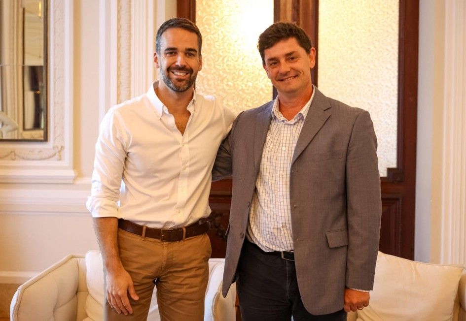 Governador do Rio Grande do Sul, Eduardo Leite (PSD), em foto com Caumo quando ex-prefeito de Lajeado foi anunciado como secretário de Desenvolvimento Urbano e Metropolitano do estado | Divulgação/Gustavo Mansur/Ascom Casa Civil