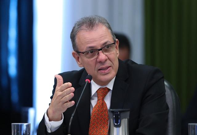 Bento Albuquerque gesticula enquanto fala ao microfone (Divulgação/Governo)