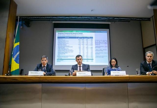 Governo Central arrecadou R$ 37,76 bi a mais do que gastou
