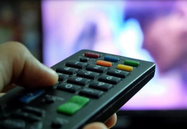 Pessoa aponta controle remoto para tela de TV (Divulgação/Governo Federal)