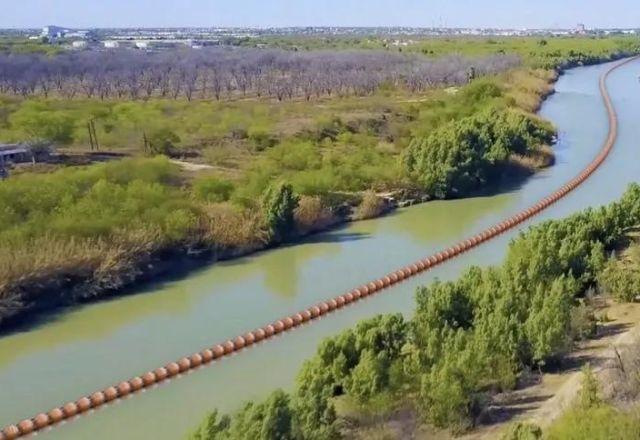 A barreira marítima começou a ser instalada no Rio Grande em meados de julho, com boias laranjas de 1,8 metro de altura | Divulgação/Governo Texas