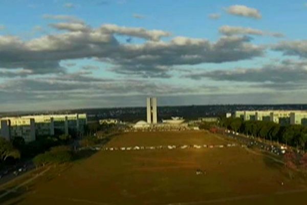 Governo anuncia que vai cortar dez ministérios até setembro Governo anuncia que vai cortar dez ministérios até setembro