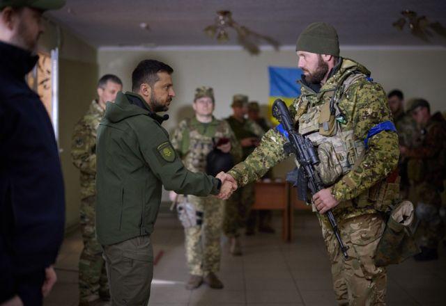 Ao lado de funcionários do governo, o chefe de Estado agradeceu aos militares pela reconquista de Izyum | Divulgação/Governo da Ucrânia