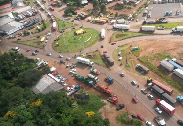 Veículos passando por vias em Santa Catarina (Divulgação/Governo de SC)
