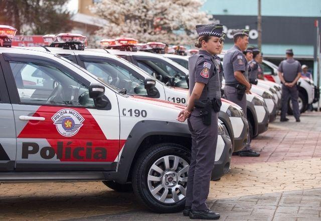 Policiais próximos de viaturas (Divulgação/Governo de SP)
