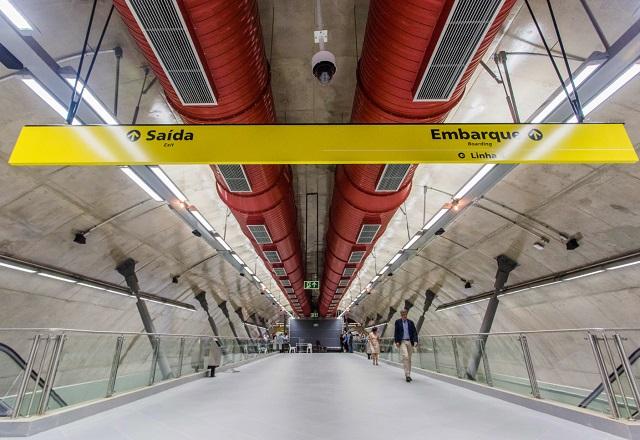 Pessoas passando por túnel na Estação Paulista (Divulgação/Governo de SP)