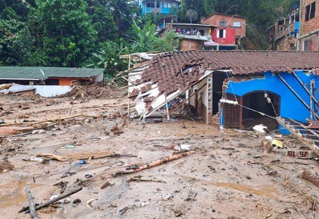 Lama e residência destruída no litoral norte de São Paulo (Divulgação/Governo do Estado)