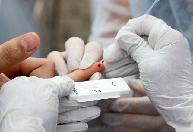 Usando luva de proteção, profissional da saúde coleta gota de sangue de paciente para fazer teste sorológico para Covid-19 (Divulgação/Governo do Piauí)