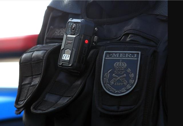 Câmera portátil em uniforme de agente da PMERJ (Reprodução/Governo do RJ)