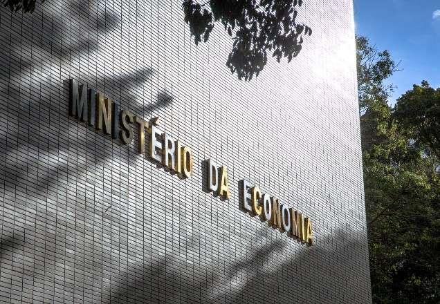 Governo estuda desoneração da folha de pagamento para compensar novo imposto Governo estuda desoneração da folha de pagamento para compensar novo imposto