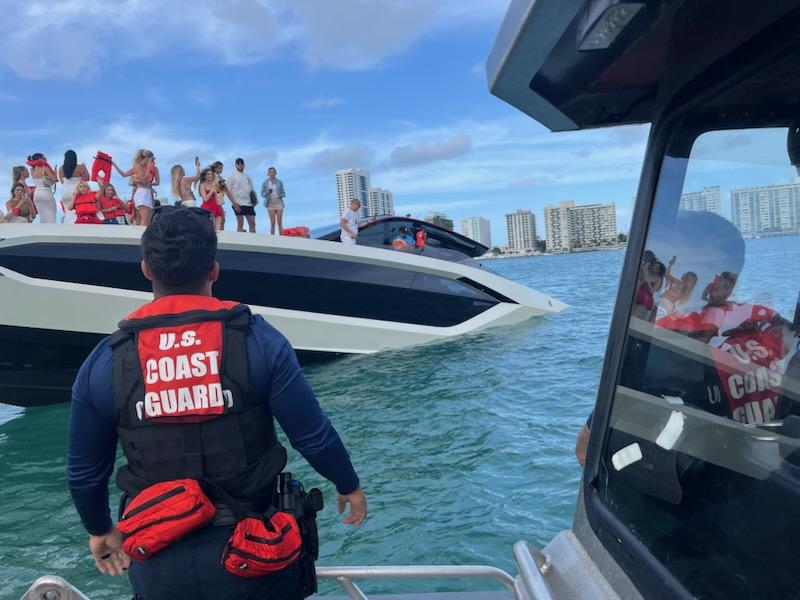 Tripulantes são resgatados de iate que afundou em Miami | Foto: USCG Southeast