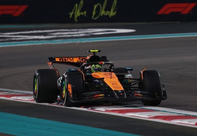 Grande Prêmio de Abu Dhabi - Circuito Yas Marina, Abu Dhabi, Emirados Árabes Unidos, Lando Norris, da McLaren, em ação durante a corrida | 07/12/2025/Reuters/Jakub Porzycki
