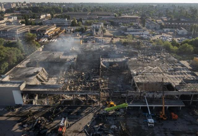 Grande construção em cinzas após bombardeio