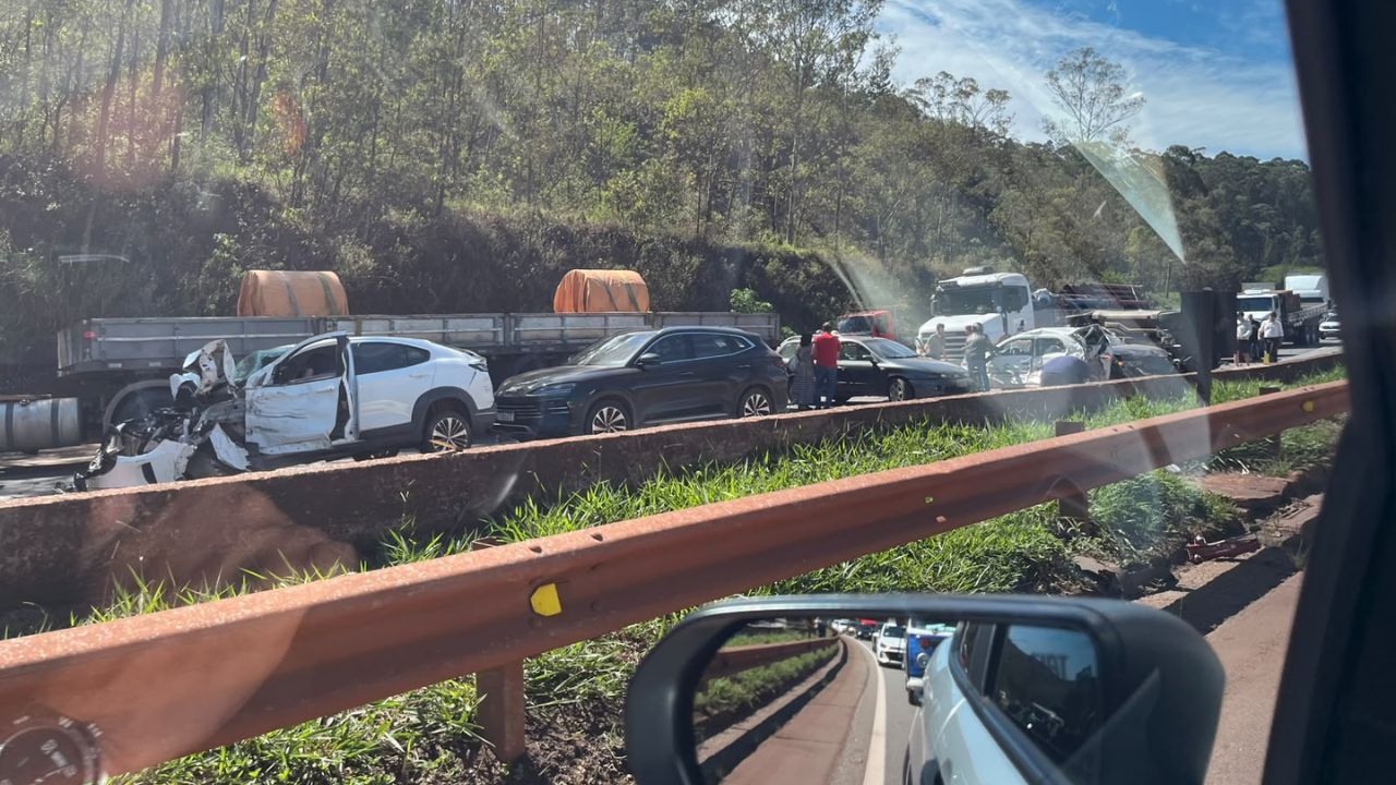 MG: engavetamento com 5 caminhões e 20 carros para BR-040