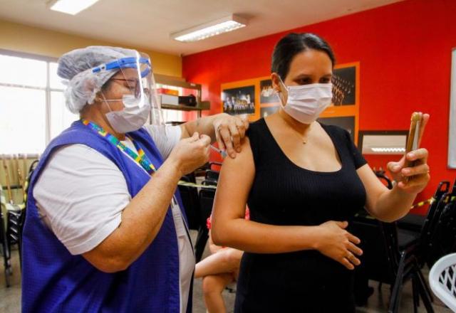 Grávida recebe vacina contra a covid-19