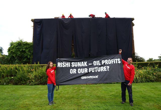 Ao todo, seis ativistas participaram da manifestação | Divulgação/Greenpeace UK