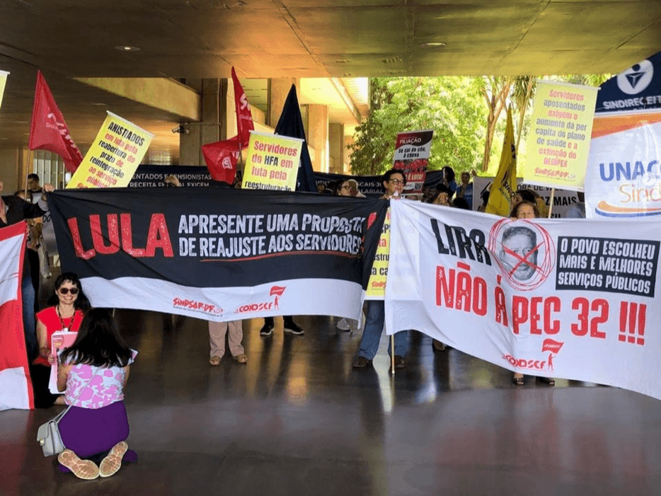 Professores de 19 universidades e institutos federais entram em greve nesta segunda (15)