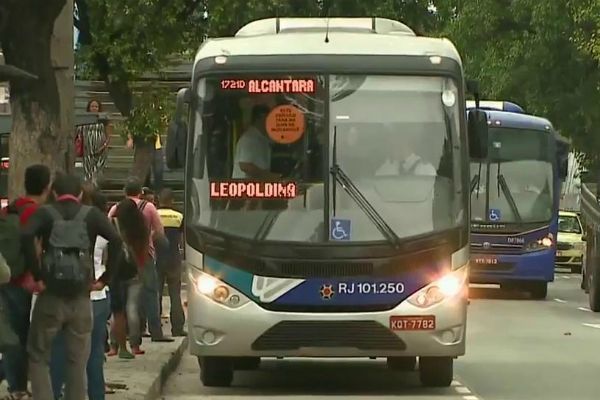 Greve geral: Ônibus, metrô e aeroportos devem parar nesta sexta-feira (28) Greve geral: Ônibus, metrô e aeroportos devem parar nesta sexta-feira (28)