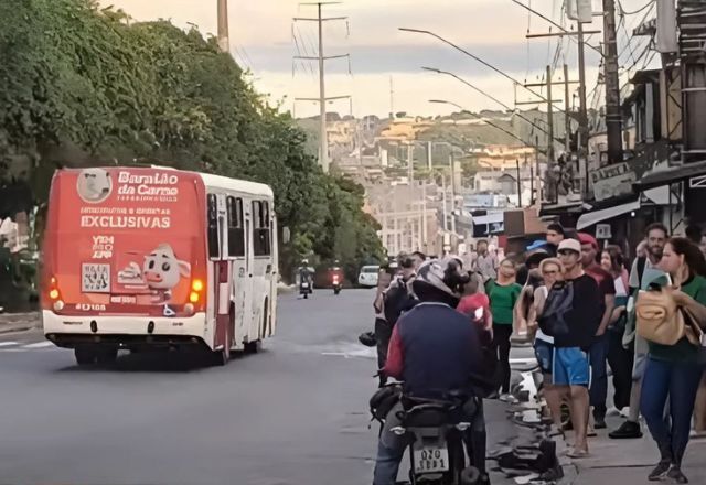 Pontos de ônibus cheios de pessoas em Manaus | Foto: Reprodução/ Portal Norte