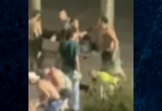 Grupo de homens agredindo vítima no meio da rua, durante a noite