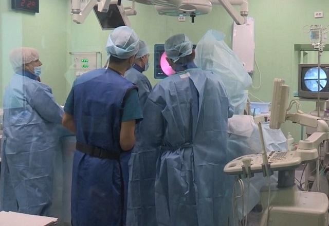 Grupo de médicos e cirurgiões em sala cirúrgica