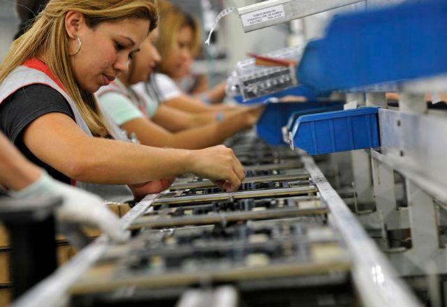 Grupo feminino representa apenas 30% da força de trabalho na indústria | Agência Brasil