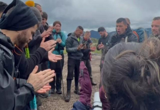 Grupo ora em cima da montanha