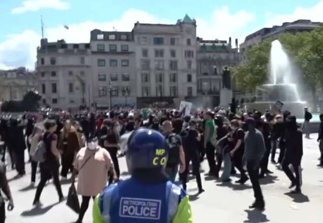 Grupos antirracistas e de extrema-direita vão às ruas no Reino Unido Grupos antirracistas e de extrema-direita vão às ruas no Reino Unido