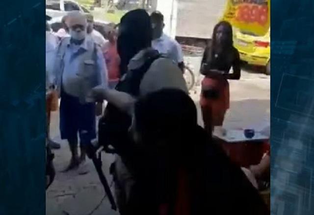 Guarda municipal é atingido por soco de camelô